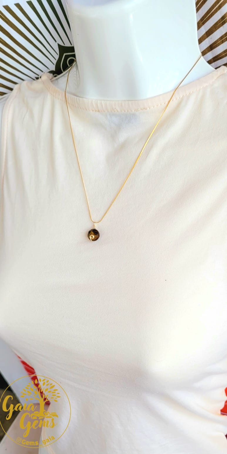 Amuleto del Despertar: Collar de Ojo de Tigre Facetado
