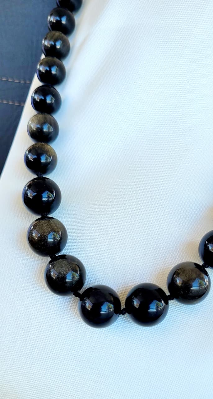 El Escudo Dorado: Collar de Obsidiana de Protección
